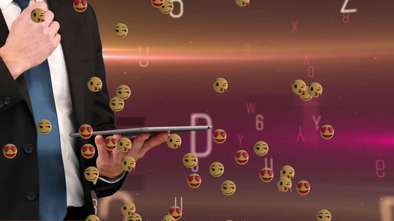 анимация смайликов, плавающих над меняющимися буквами и руками кавказского мужчины, держащего планшет