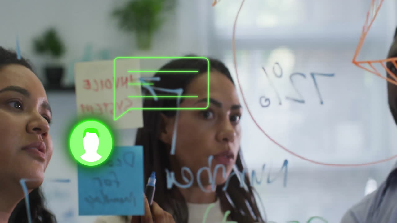 escritura en tablero de vidrio, mujeres de negocios tormenta de ideas con animación de burbuja de chat superpuesta