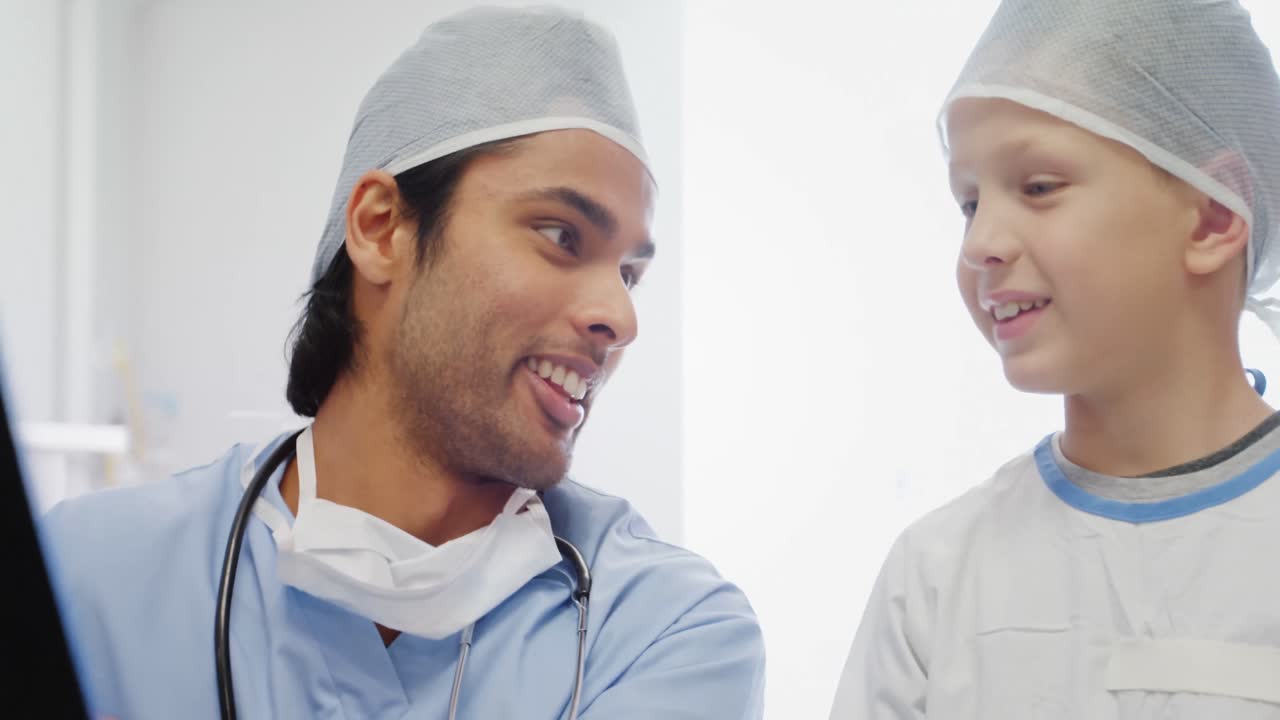 남성 의사 가 환자 와 함께  ⁇ 스레이 에 대해 논의 하고 있다