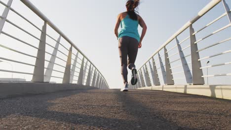 Junge-Frau-Läuft-Auf-Einer-Brücke