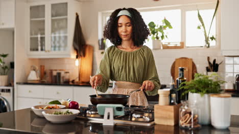 mujer cocinando en una cocina