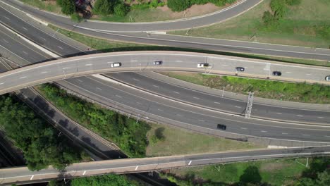 Vista-Aérea-De-Autopistas-Y-Rampas-En-La-Autopista-De-Peaje-De-Nueva-Jersey,-Toma-De-Dron-4k