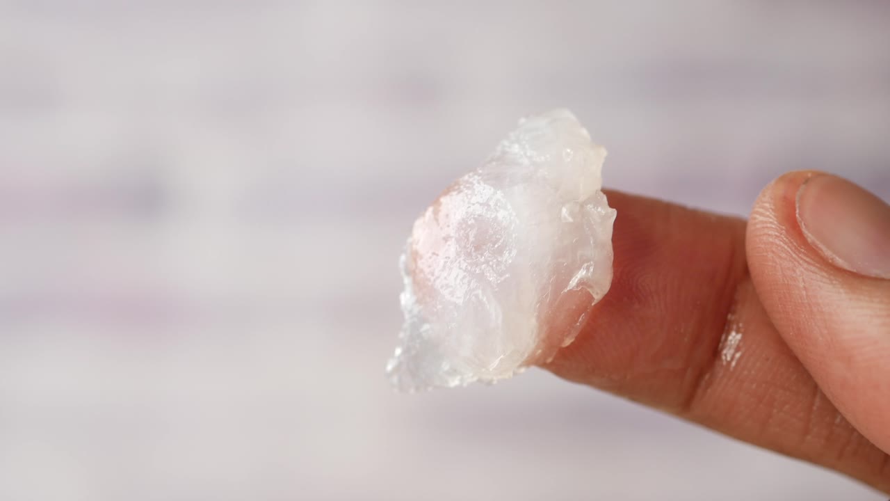 primer plano de la crema blanca en el dedo