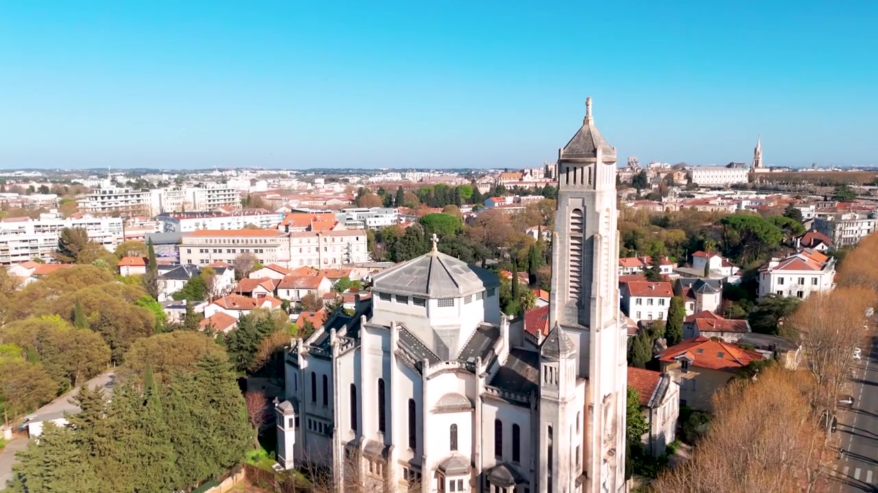 Luftfoto der cirkler om et stort kirketårn i et beboelseskvarter i La Rochelle