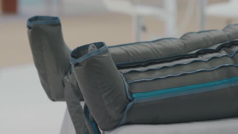 primer plano de una prenda para las piernas de presoterapia, tratamiento médico
