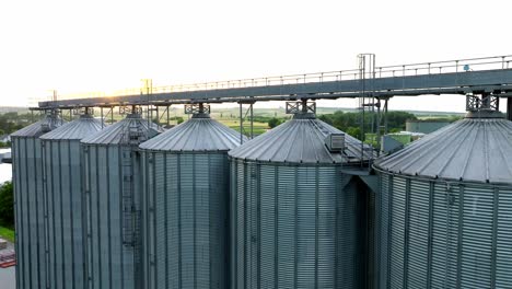 vista aérea de los tanques de almacenamiento de silos utilizados para mantener los granos cosechados