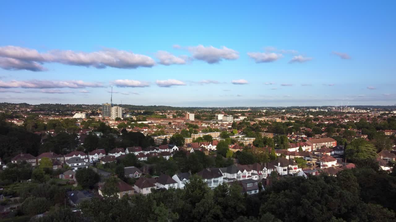 vista aérea de una ciudad urbana del norte de londres bajo el sol de verano