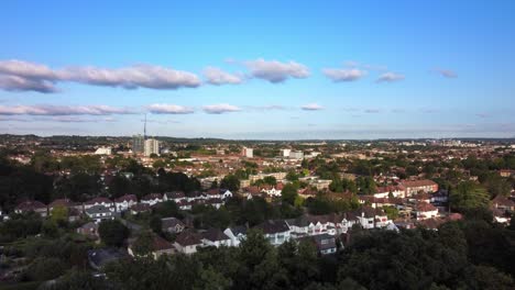 Vista-Aérea-De-Una-Ciudad-Urbana-Del-Norte-De-Londres-Bajo-El-Sol-De-Verano