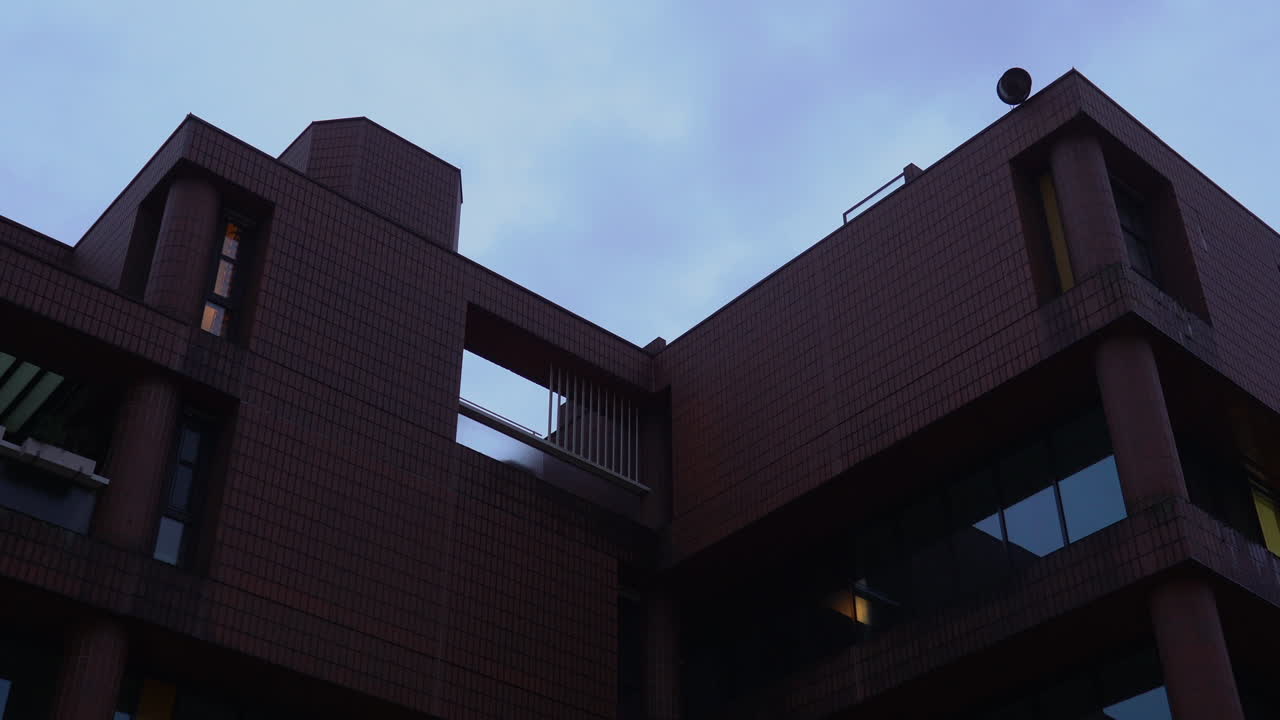 Casa in mattoni in ombra con la luce accesa