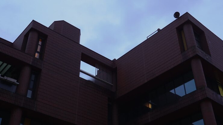 Casa in mattoni in ombra con la luce accesa