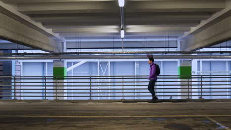toma amplia de un hombre caminando en el estacionamiento del centro comercial, buscando su auto
