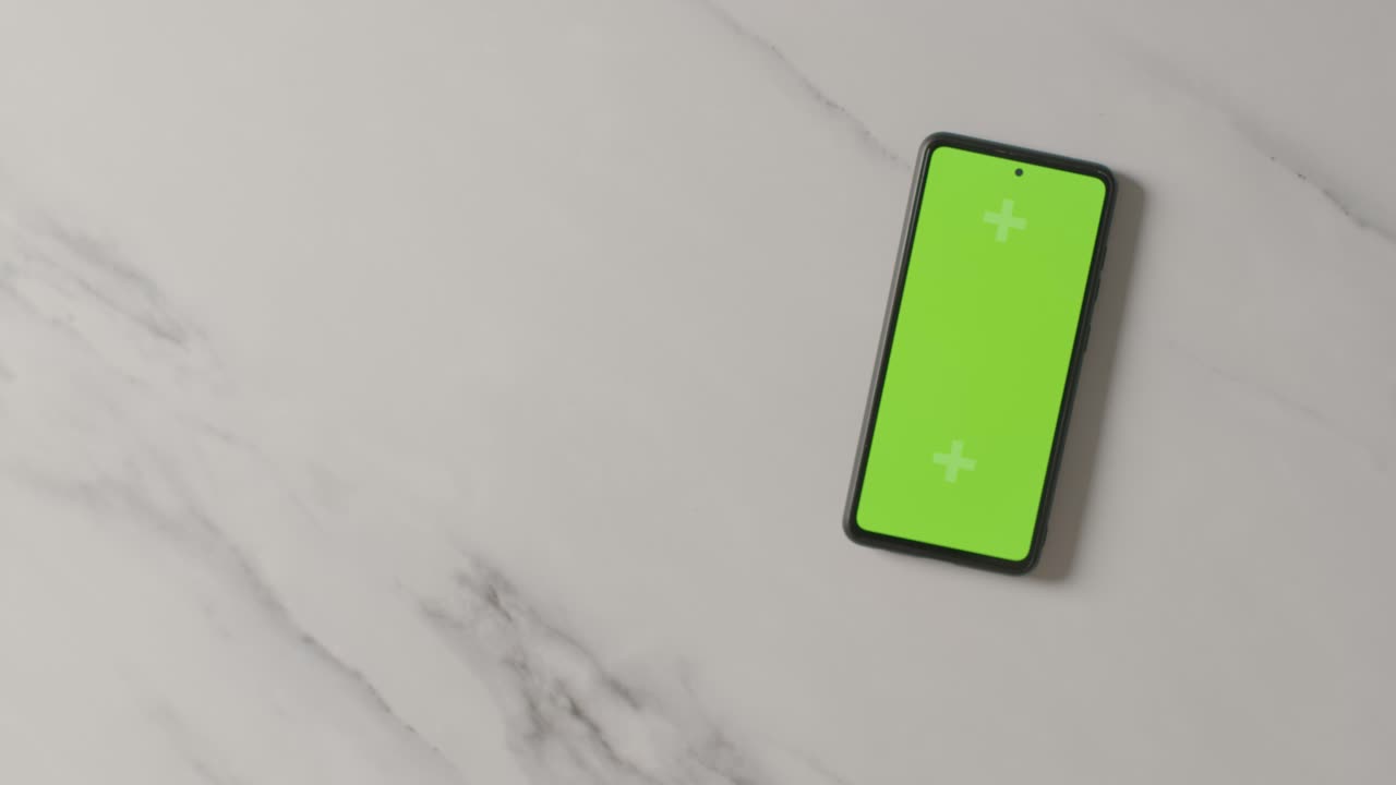 toma de estudio aérea de un niño usando un teléfono móvil de pantalla verde