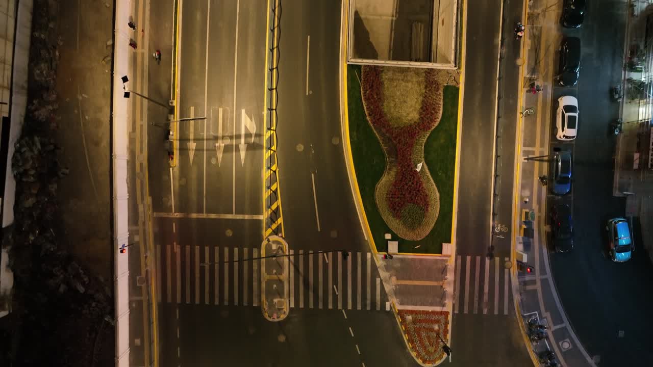 중국 상하이의 밤의 도시 도로의 드론 항공 사진