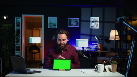 Hombre-Sonriente-Filmando-En-Un-Estudio-Revisión-De-Tableta-Con-Clave-Cromática-Para-Entusiastas-De-La-Tecnología