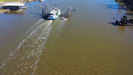 Vista-Aérea-De-Un-Camaronero-En-Marcha-En-Chauvin-Louisiana