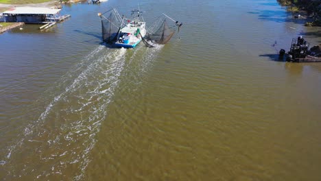 vista aérea de un camaronero en marcha en chauvin louisiana