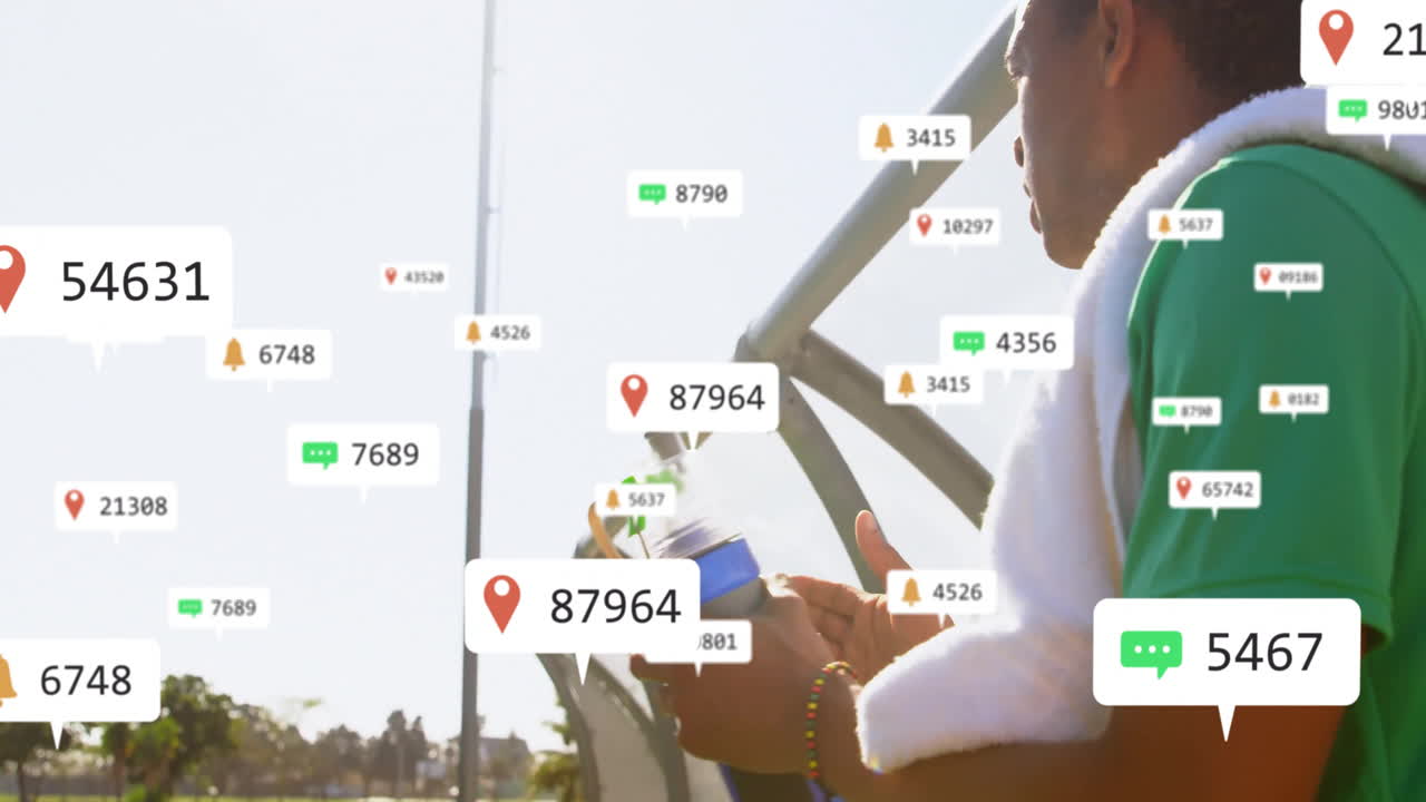 Persona che tiene uno smartphone all'aperto, visualizzando un'animazione di notifiche di social media.