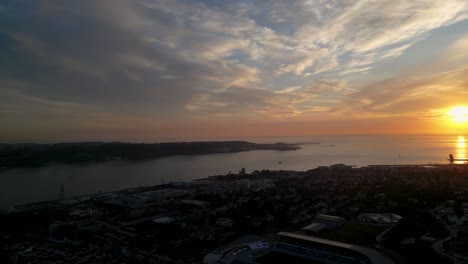 Luftaufnahme-Des-Flusses-Tejo-Bei-Sonnenuntergang