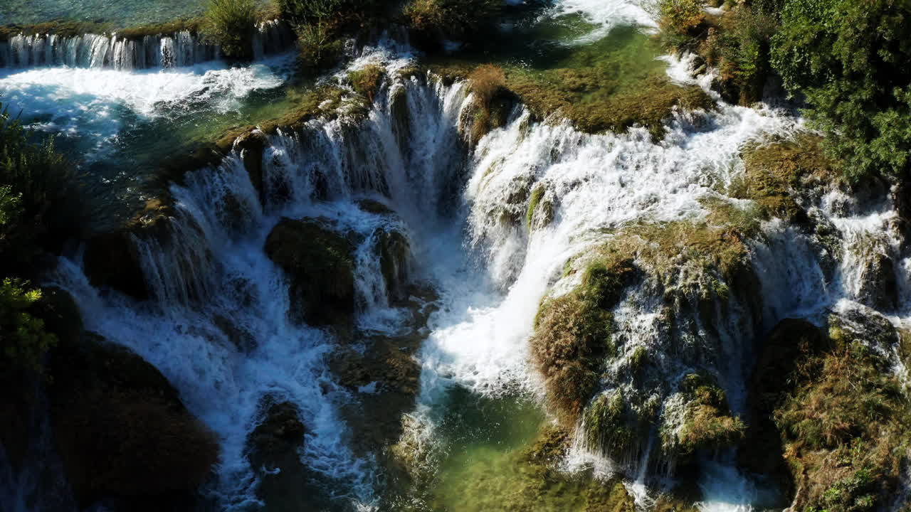 pintoresca cascada skradinski buk durante el verano en el parque nacional krka, croacia