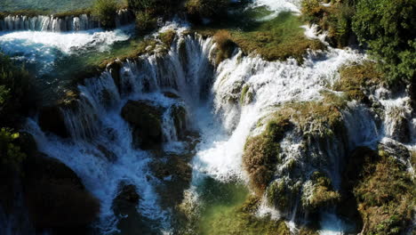 Pintoresca-Cascada-Skradinski-Buk-Durante-El-Verano-En-El-Parque-Nacional-Krka,-Croacia