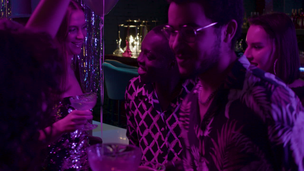 amigos bailando en una fiesta