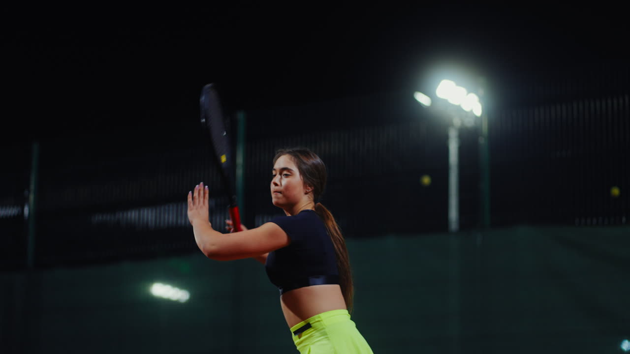 밤에 테니스를 하는 여자