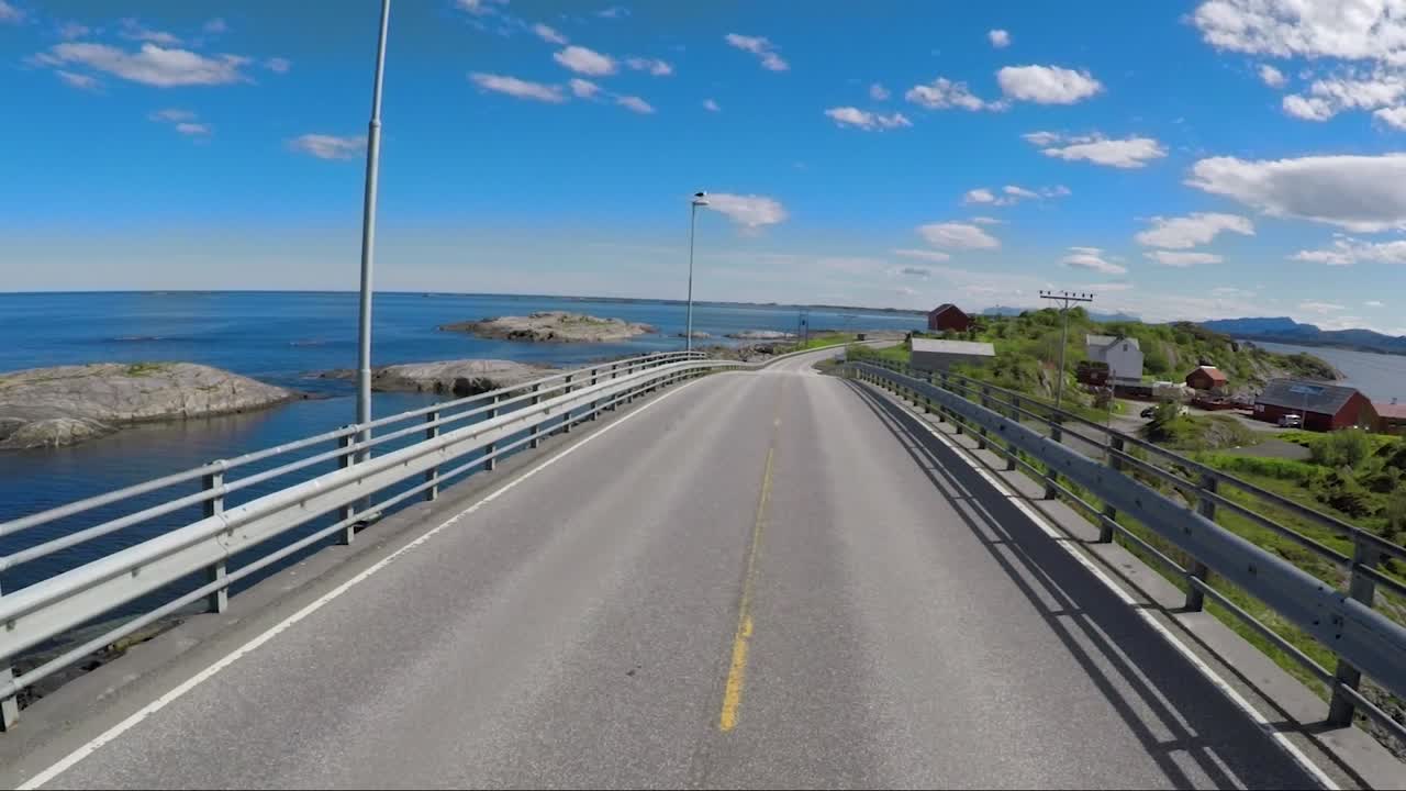 노르웨이 도로에서 차를 운전하다