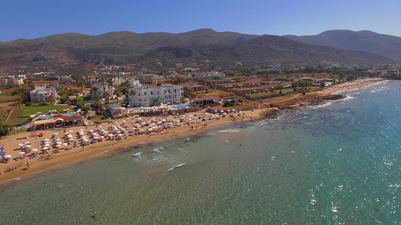 la ciudad turística de stalis con resorts de playa durante el verano