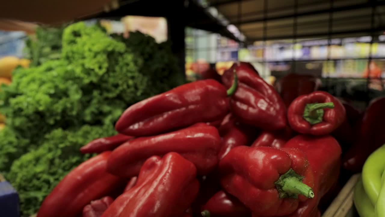 tomando pimentón rojo con las manos