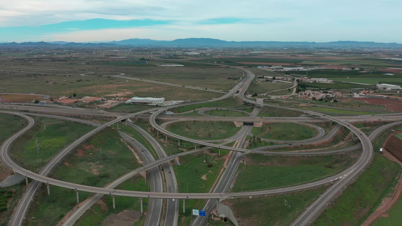 항공 드론 억양 큰 도로 교차로 고속도로에서 높은 고도, 현대 도시 교통 자동차 이동