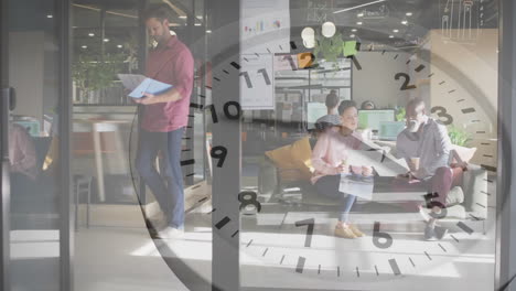 animación de reloj en movimiento sobre diversos colegas discutiendo el trabajo en la oficina