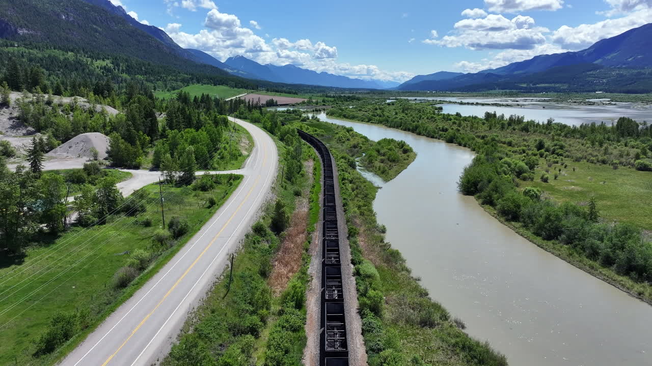 Tracciamento aereo di un treno merci che viaggia tra il fiume Columbia e l'autostrada 95 - Columbia Britannica - Canada