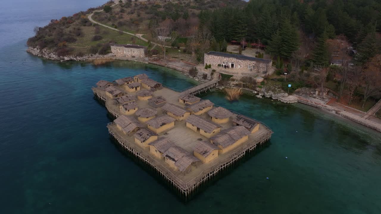 Historiallisen Luidenlahden museon ilmakuva turkoosin veden ympäröimänä