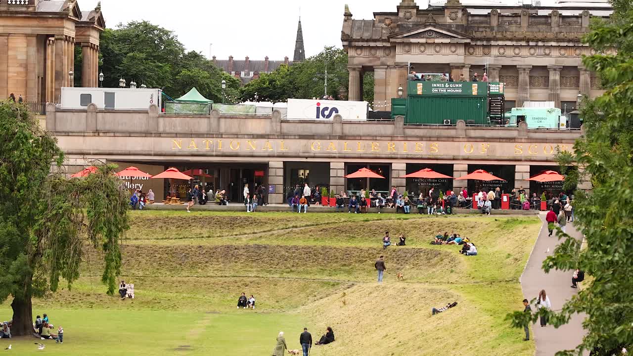 에딘버러 의 프린지 페스티벌 을 즐기는 사람 들