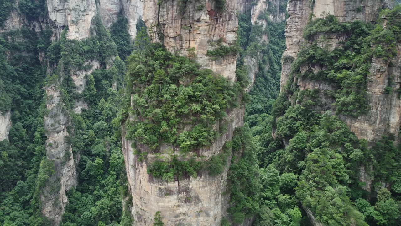 Ripresa aerea inversa 4K del Parco Nazionale di Zhangjiajie