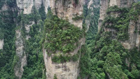 Toma-Aérea-Inversa-De-4k-Del-Parque-Nacional-Zhangjiajie