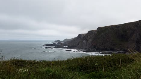 timelapse pan shot de incómodo clima nublado hartland quay costa atlántica en north devon