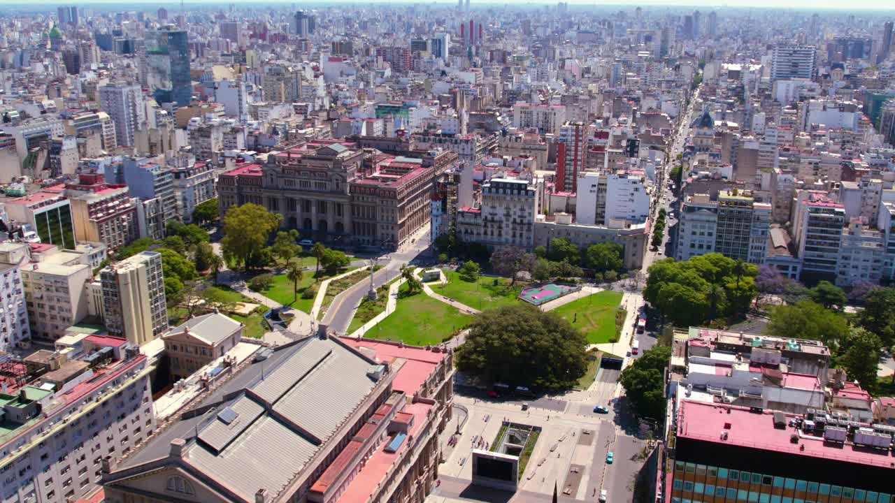 toma aérea de establecimiento de la plaza lavalle y el palacio nacional de justicia, buenos aires