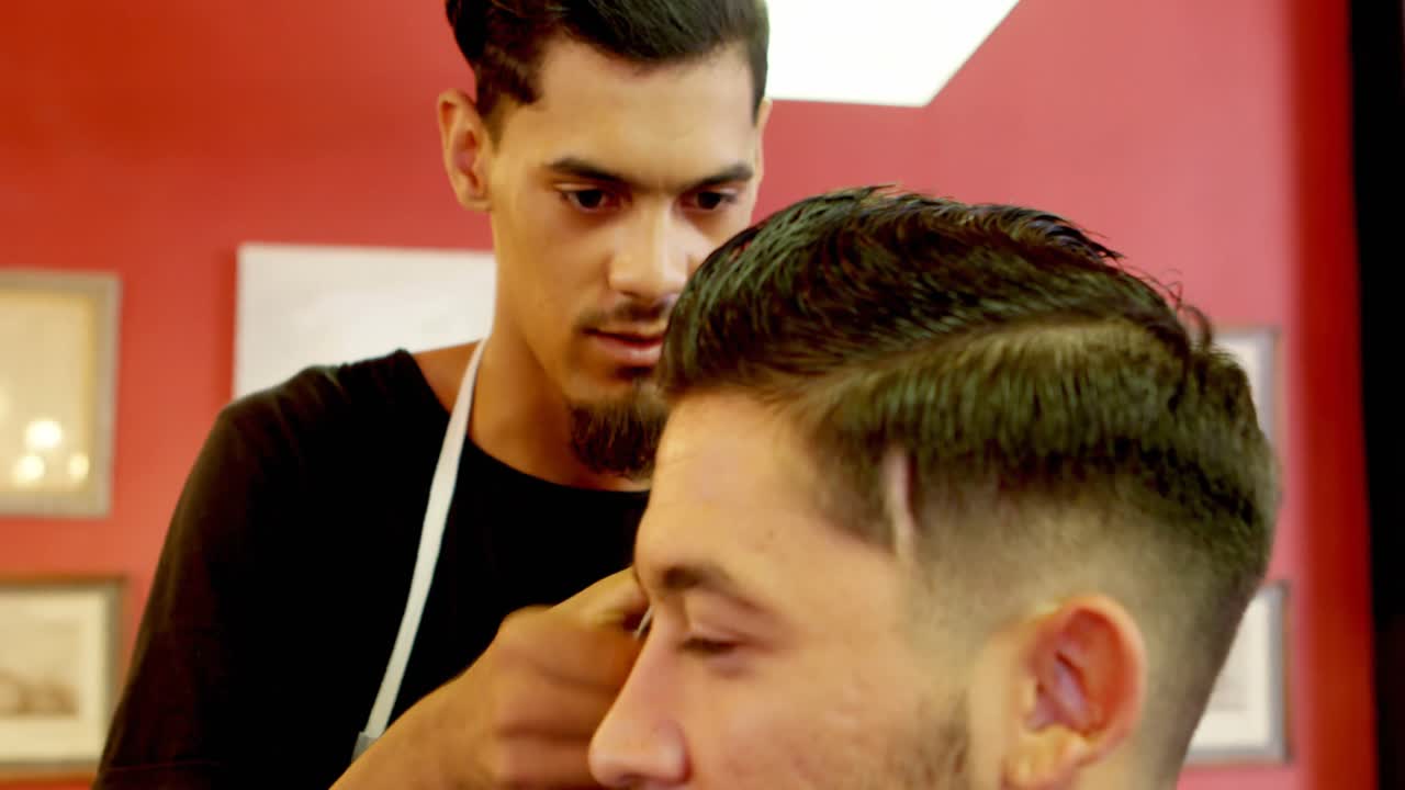 barbero interactuando con el hombre mientras le corta el cabello 4k