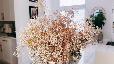 getrocknete blumen in einer vase