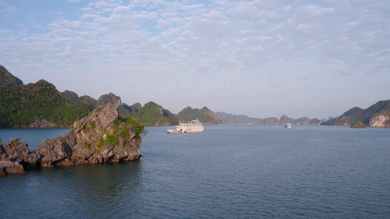 barcos de crucero en la bahía de ha long navegando por las montañas de roca cárstica en vietnam