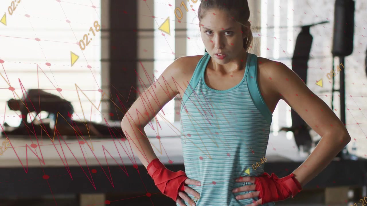 Donna che finisce una serie e si riposa, contraendo gli addominali, mentre un overlay della palestra mostra fasce rosse che preparano la serie successiva.