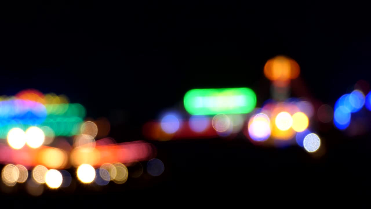 luces borrosas girando en el parque de atracciones de la feria de diversión