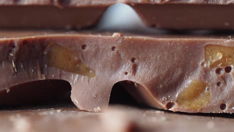 primer plano de una barra de chocolate con leche con frutas confitadas