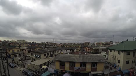 Timelapse-Zona-Residencial-De-Lagos-En-Un-Día-Nublado