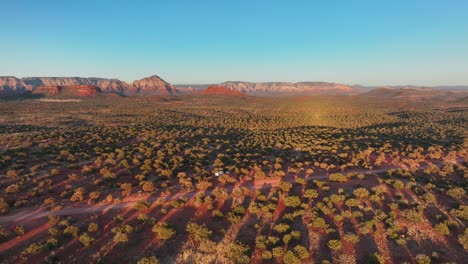 sedona-naturlandschaft mit auf dem campingplatz in arizona, usa geparktem wohnmobil – luftdrohnenaufnahme