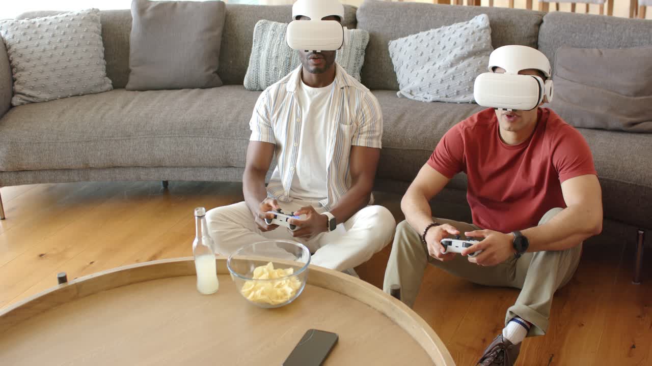 Diversi amici uomini che indossano visori VR e premono i pulsanti sui controller per giocare a casa