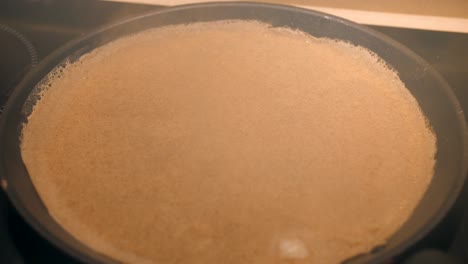 Crepe-De-Trigo-Sarraceno-Francés-Cocinando-En-Una-Sartén-De-Crepe