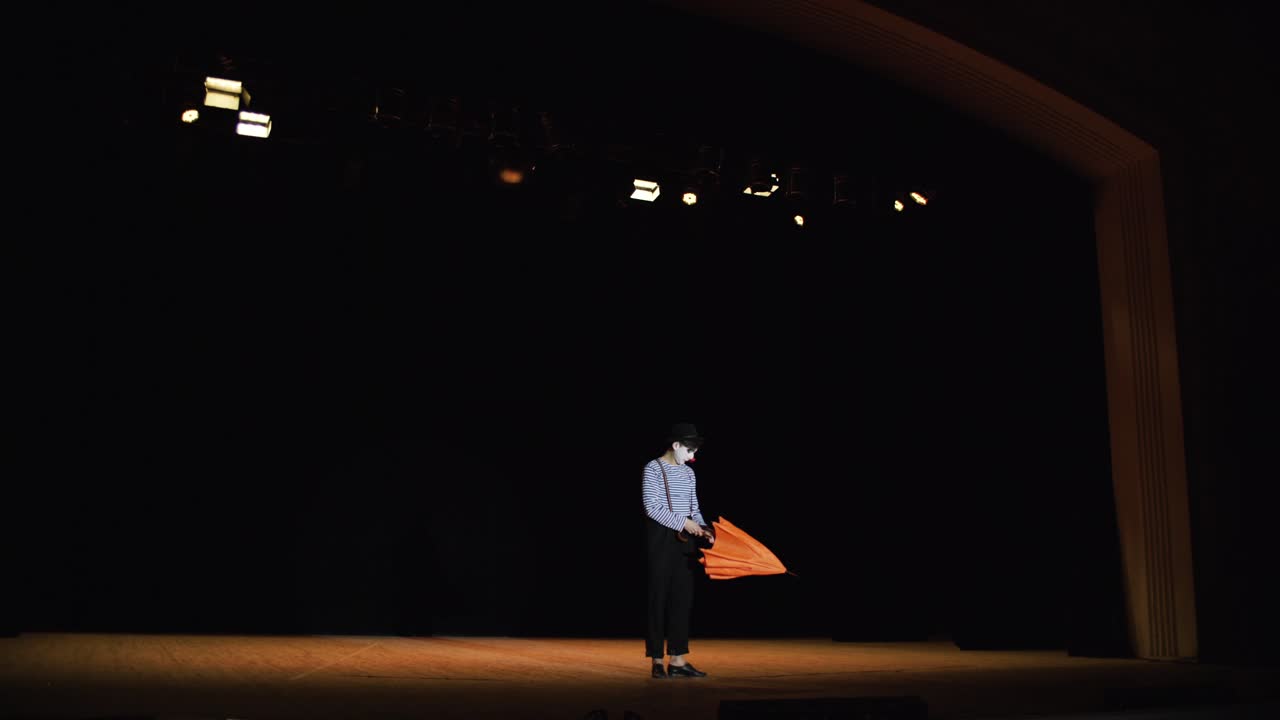 actuación de mimo en el escenario