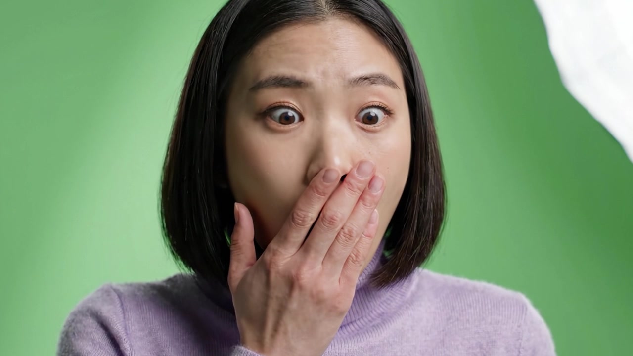 グリーンバックを背景に、驚きから喜びへと感情が変遷する様子を捉えた2つの印象的なフレーム。